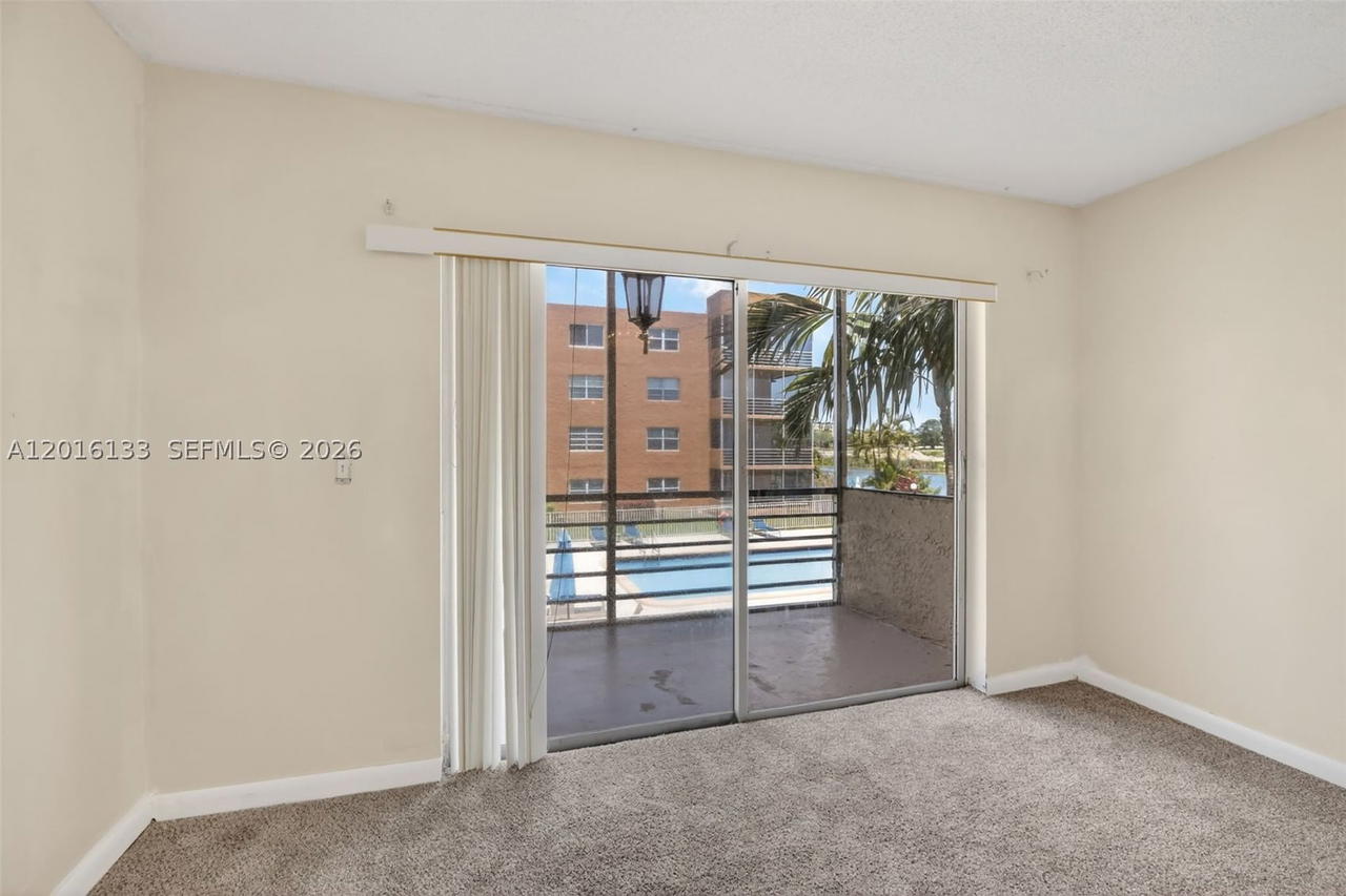 Real estate property located at 3048 Sunrise Lakes Dr #220, Broward, Quail Run Of Sunrise, Sunrise, FL