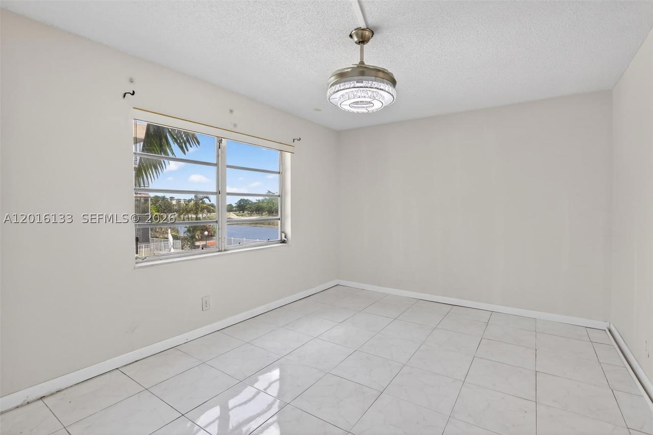 Real estate property located at 3048 Sunrise Lakes Dr #220, Broward, Quail Run Of Sunrise, Sunrise, FL