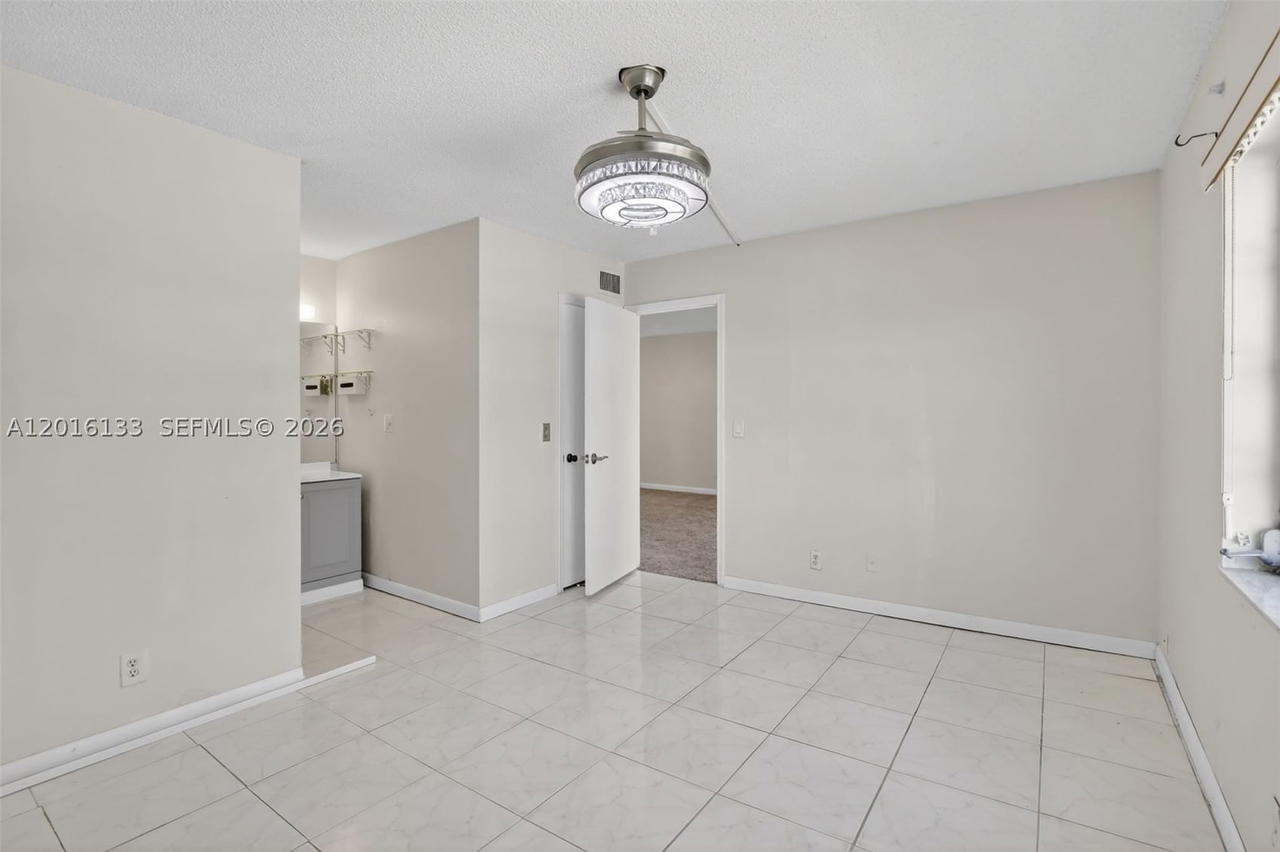 Real estate property located at 3048 Sunrise Lakes Dr #220, Broward, Quail Run Of Sunrise, Sunrise, FL