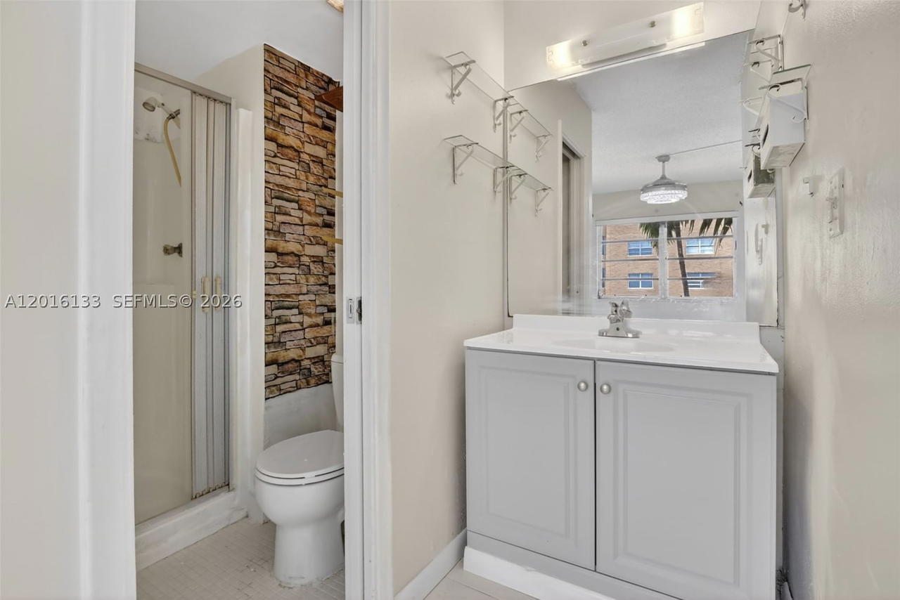 Real estate property located at 3048 Sunrise Lakes Dr #220, Broward, Quail Run Of Sunrise, Sunrise, FL