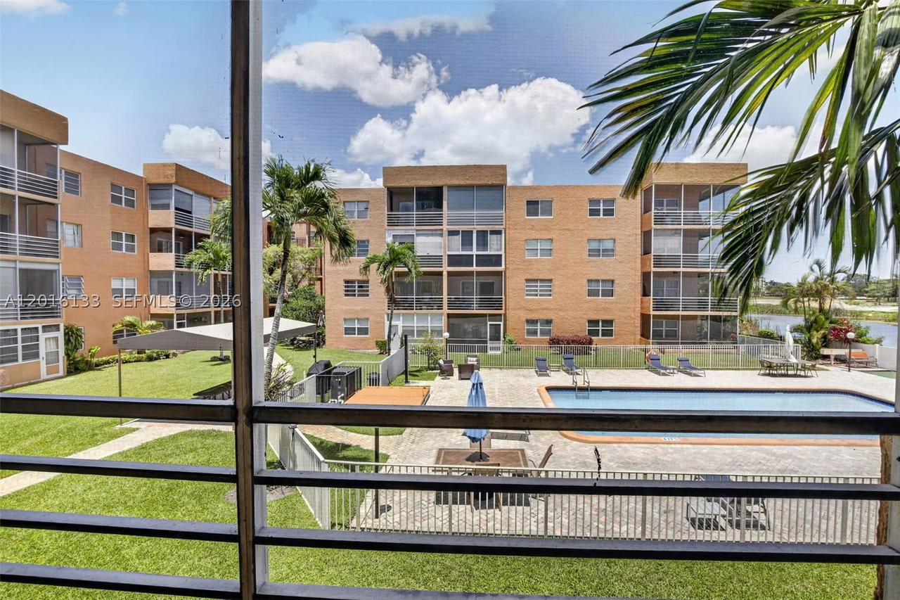 Real estate property located at 3048 Sunrise Lakes Dr #220, Broward, Quail Run Of Sunrise, Sunrise, FL