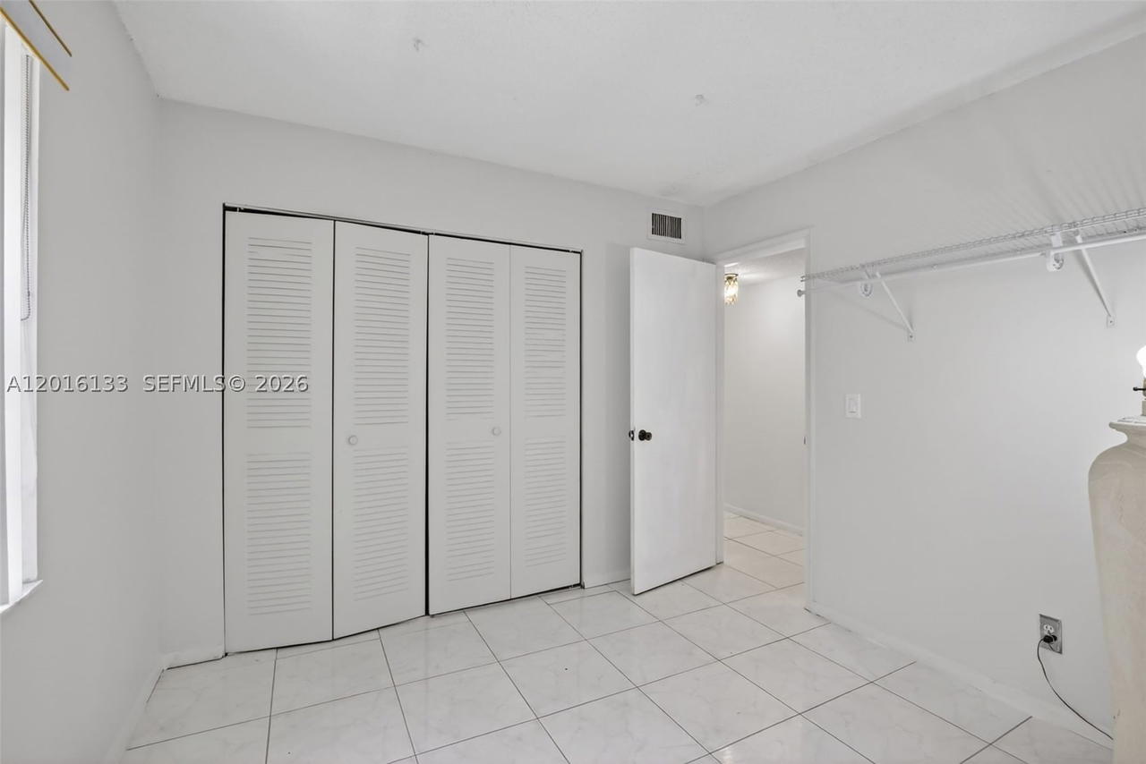Real estate property located at 3048 Sunrise Lakes Dr #220, Broward, Quail Run Of Sunrise, Sunrise, FL