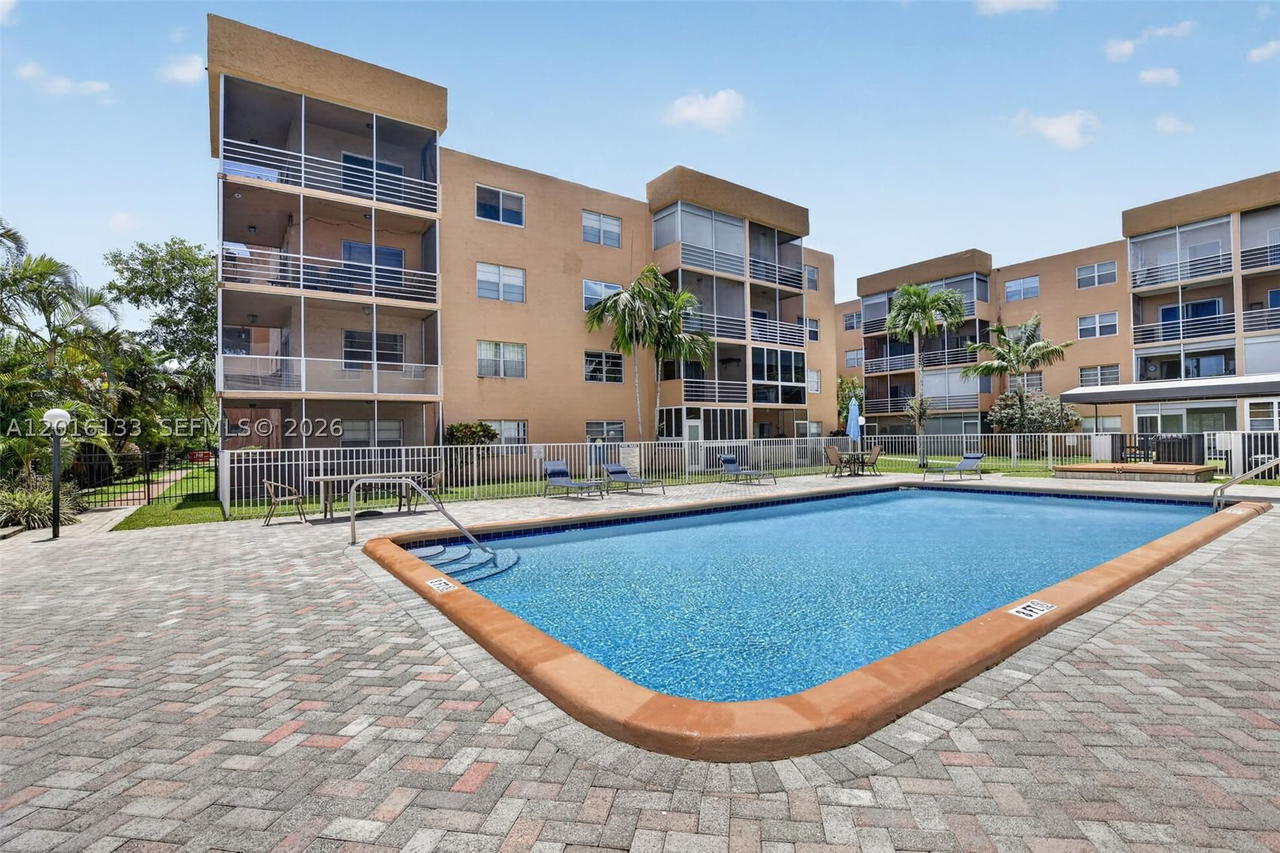 Real estate property located at 3048 Sunrise Lakes Dr #220, Broward, Quail Run Of Sunrise, Sunrise, FL