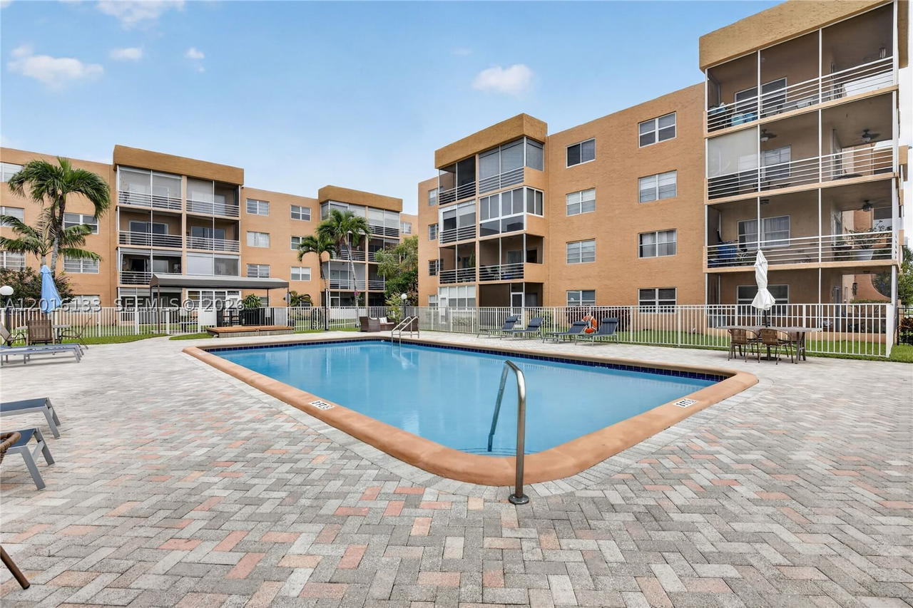 Real estate property located at 3048 Sunrise Lakes Dr #220, Broward, Quail Run Of Sunrise, Sunrise, FL