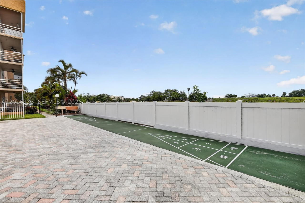 Real estate property located at 3048 Sunrise Lakes Dr #220, Broward, Quail Run Of Sunrise, Sunrise, FL