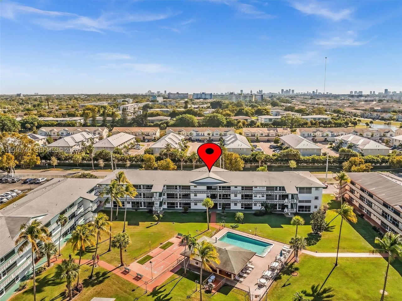 Real estate property located at 5300 Washington St J216, Broward, Beverly Hills Condo Numbe, Hollywood, FL