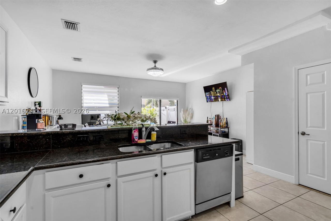 Real estate property located at 8936 35th Ln, Miami-dade, Bellagio Villas, Hialeah, FL