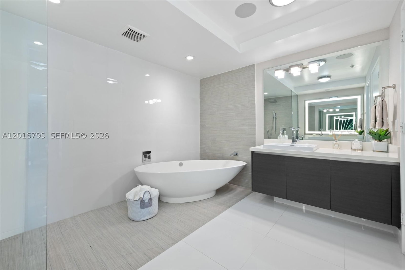 Real estate property located at 300 Sunny Isles Blvd #4-1501, Miami-dade, Parque Towers Condo, Sunny Isles Beach, FL