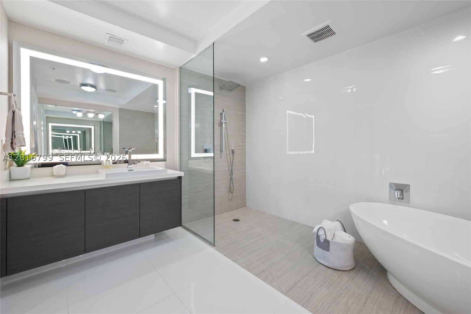 Real estate property located at 300 Sunny Isles Blvd #4-1501, Miami-dade, Parque Towers Condo, Sunny Isles Beach, FL