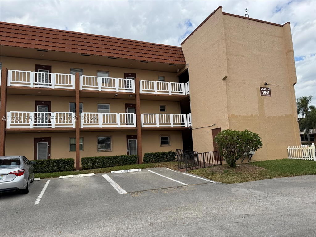 Real estate property located at 9041 Sunrise Lakes Blvd #303, Broward, Sunrise Lakes 90 Condo, Sunrise, FL