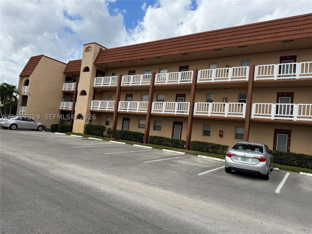 Real estate property located at 9041 Sunrise Lakes Blvd #303, Broward, Sunrise Lakes 90 Condo, Sunrise, FL