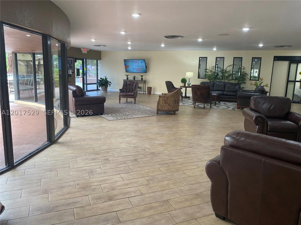 Real estate property located at 9041 Sunrise Lakes Blvd #303, Broward, Sunrise Lakes 90 Condo, Sunrise, FL