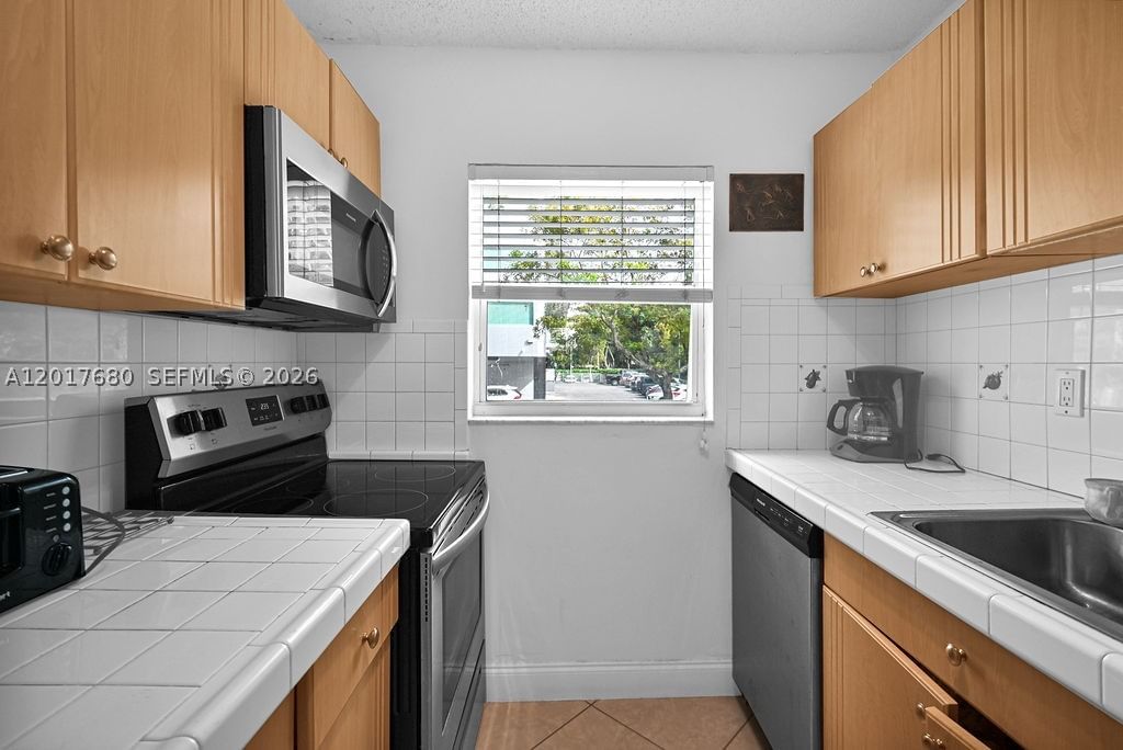 Real estate property located at 2920 28th Ter #207, Miami-dade, Groves Edge Condo, Miami, FL