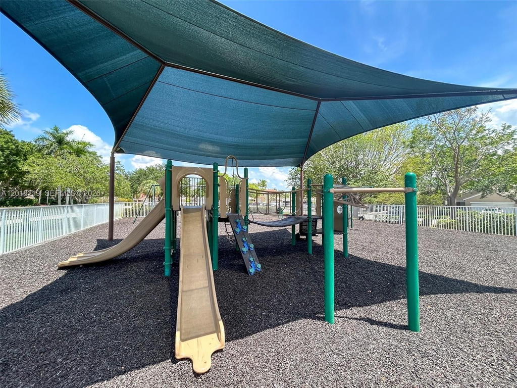 Real estate property located at 2042 Madeira Dr, Broward, Sectors 3 & 4 Boundary Pl, Weston, FL