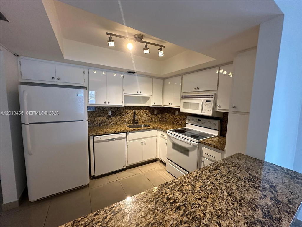 Real estate property located at 7118 Bonita Dr #305, Miami-dade, Fountain Towers Condo, Miami Beach, FL