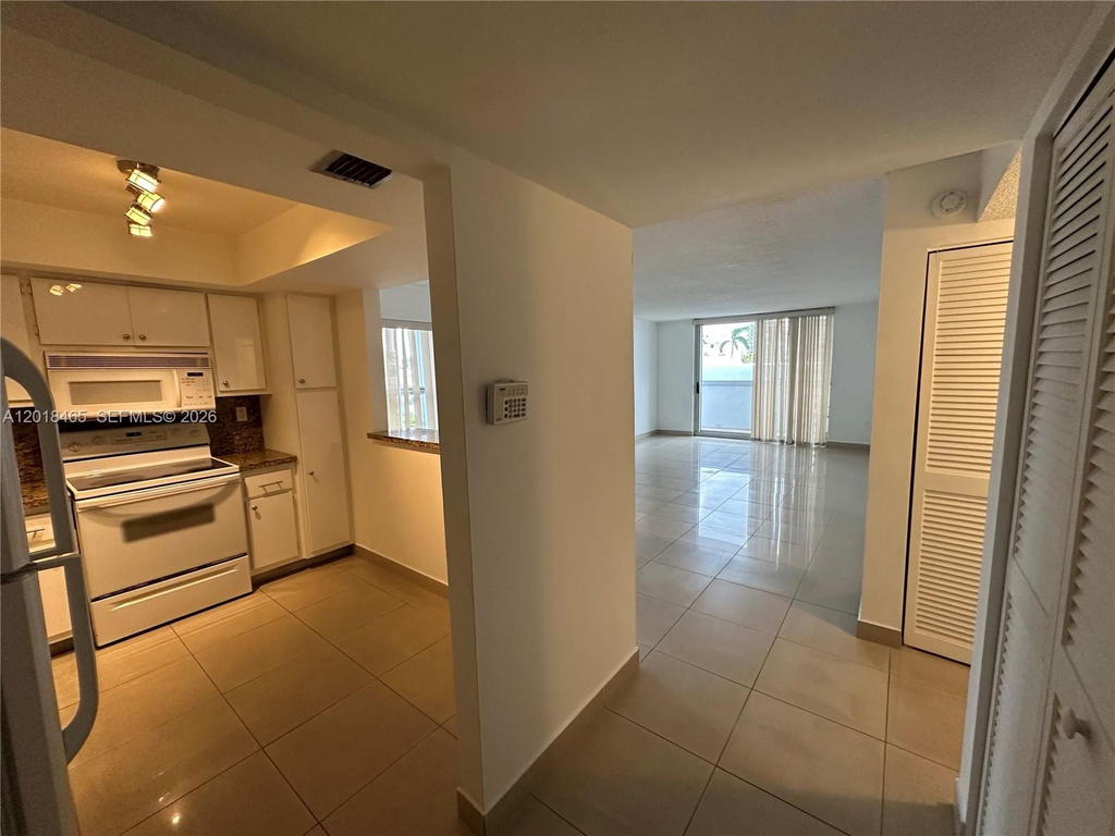 Real estate property located at 7118 Bonita Dr #305, Miami-dade, Fountain Towers Condo, Miami Beach, FL