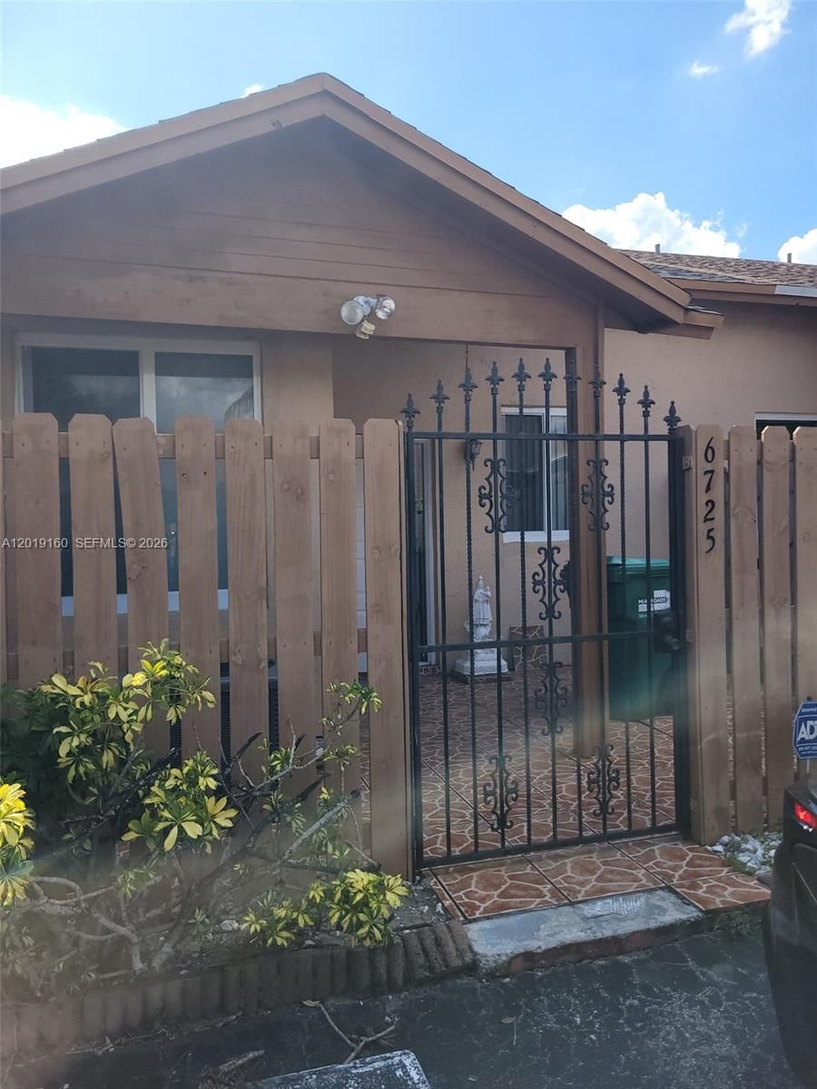 Real estate property located at 6725 188th Ter, Miami-dade, Country Lake Manors Townh, Hialeah, FL