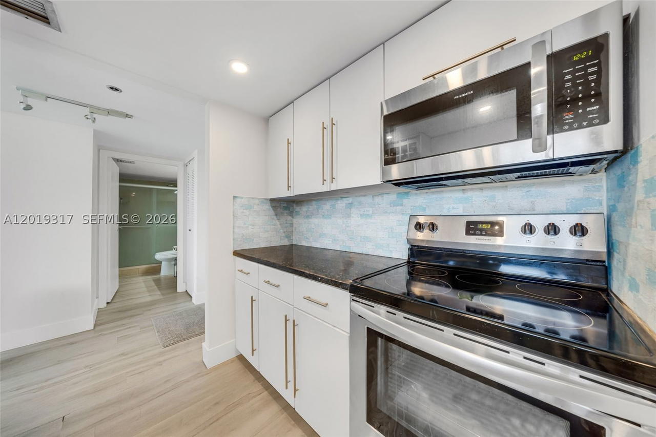 Real estate property located at 7601 Treasure Dr #923, Miami-dade, The Grandview Palace Cond, North Bay Village, FL