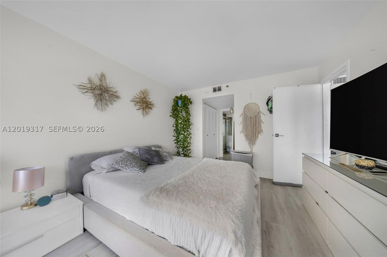 Real estate property located at 7601 Treasure Dr #923, Miami-dade, The Grandview Palace Cond, North Bay Village, FL