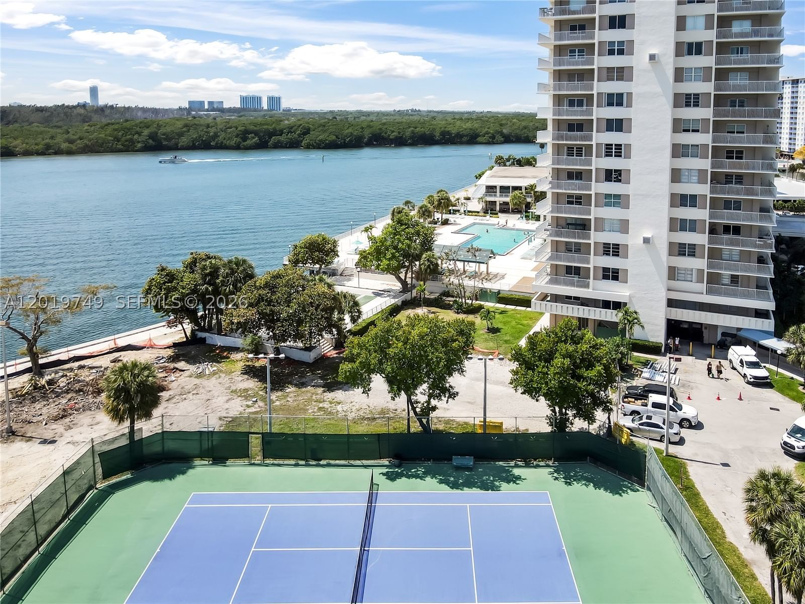 Real estate property located at 300 Bayview Dr #307, Miami-dade, Arlen House Condo, Sunny Isles Beach, FL