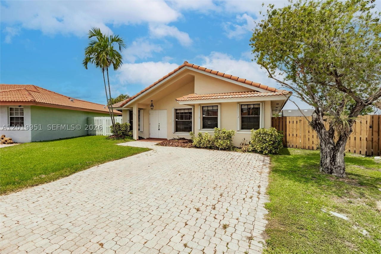 Real estate property located at 8359 189th St Rd, Miami-dade, Angelica Gardens At Lakes, Hialeah, FL