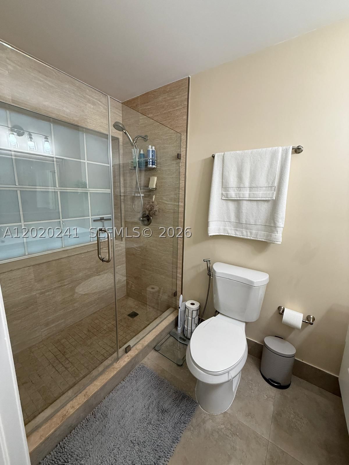 Real estate property located at 6950 173rd Dr #2202, Miami-dade, Lago Del Rey Condo, Hialeah, FL