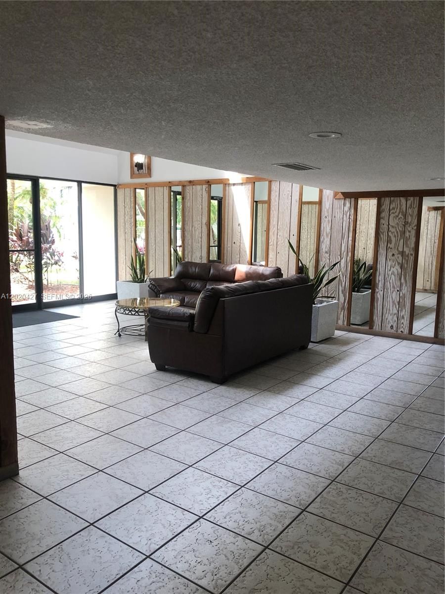 Real estate property located at 210 Lakeview Dr #207, Broward, Building Seven Of Racquet, Weston, FL