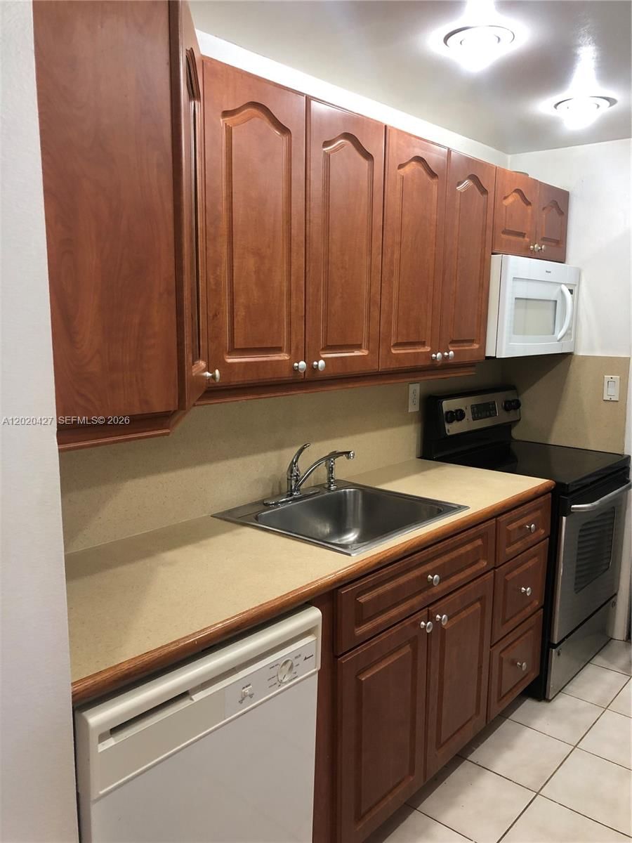 Real estate property located at 210 Lakeview Dr #207, Broward, Building Seven Of Racquet, Weston, FL