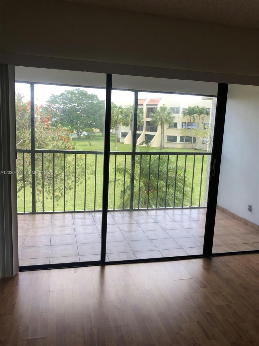 Real estate property located at 210 Lakeview Dr #207, Broward, Building Seven Of Racquet, Weston, FL