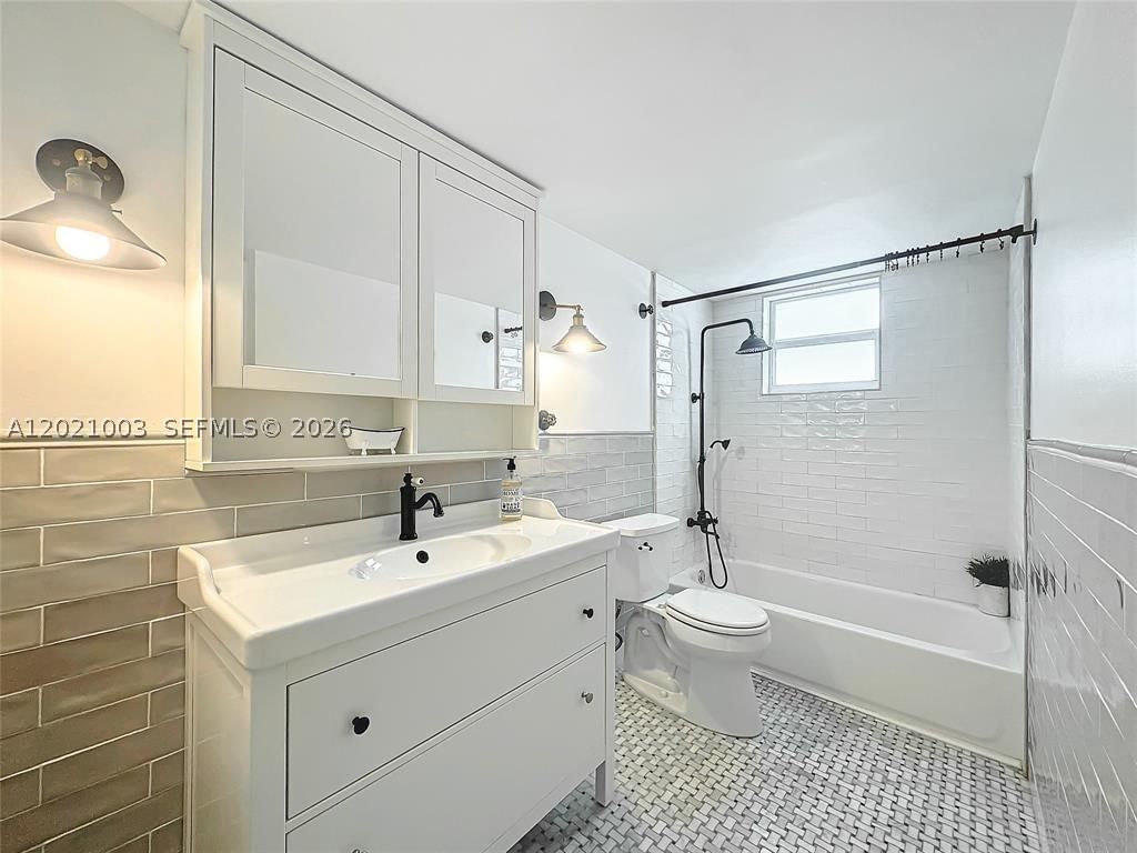 Real estate property located at 7133 Bay Dr #705, Miami-dade, The Knightsbridge Condo, Miami Beach, FL