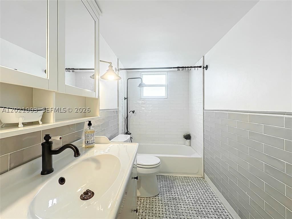 Real estate property located at 7133 Bay Dr #705, Miami-dade, The Knightsbridge Condo, Miami Beach, FL