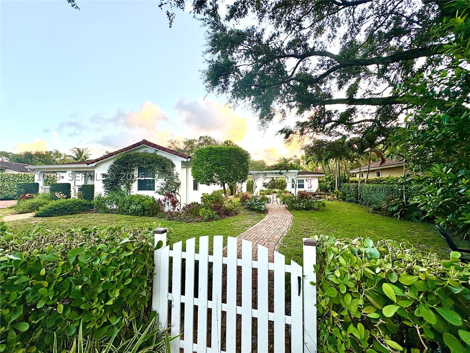 Real estate property located at 37 Deer Run, Miami-dade, Country Club Estates Sec, Miami Springs, FL