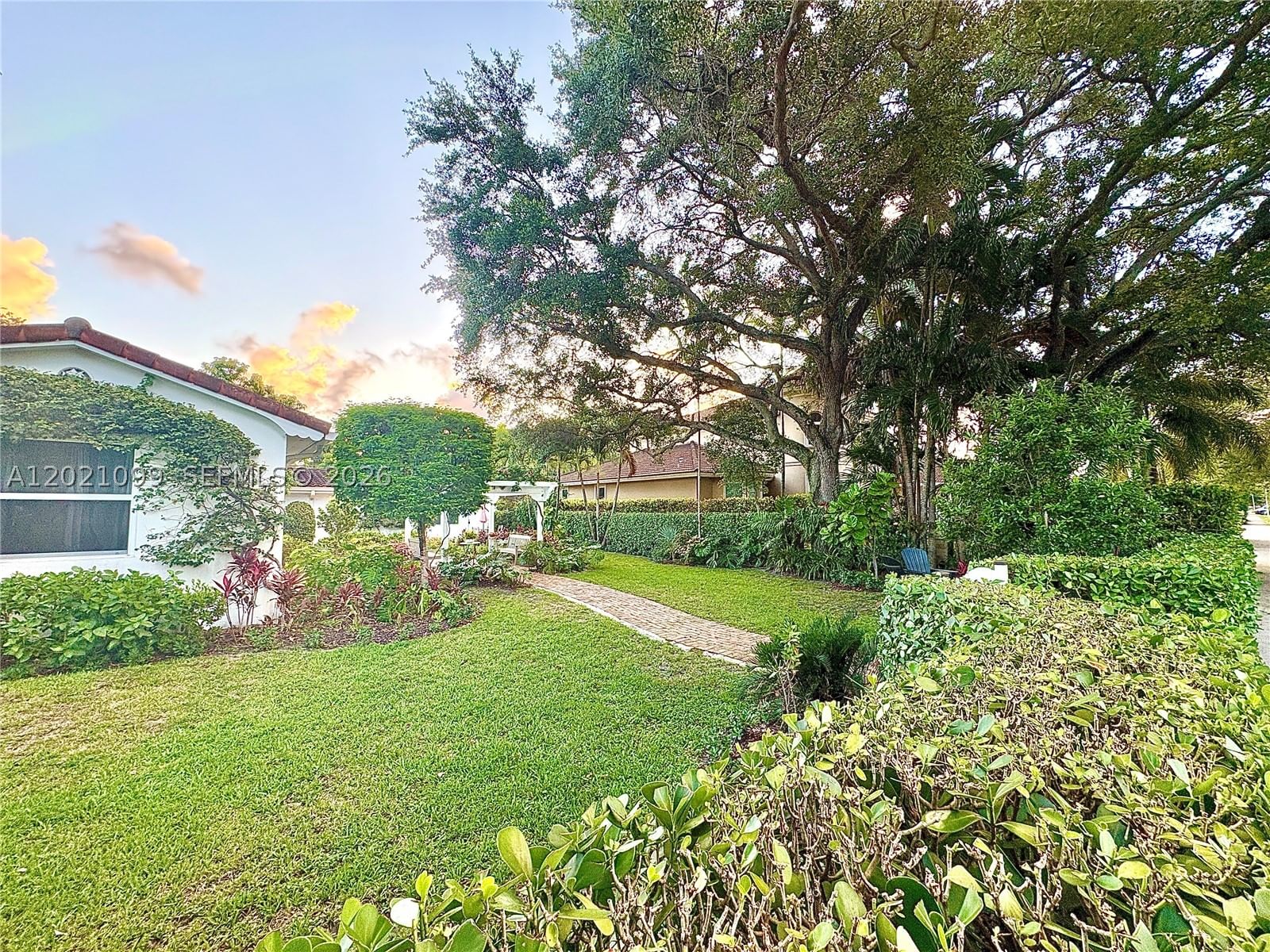 Real estate property located at 37 Deer Run, Miami-dade, Country Club Estates Sec, Miami Springs, FL