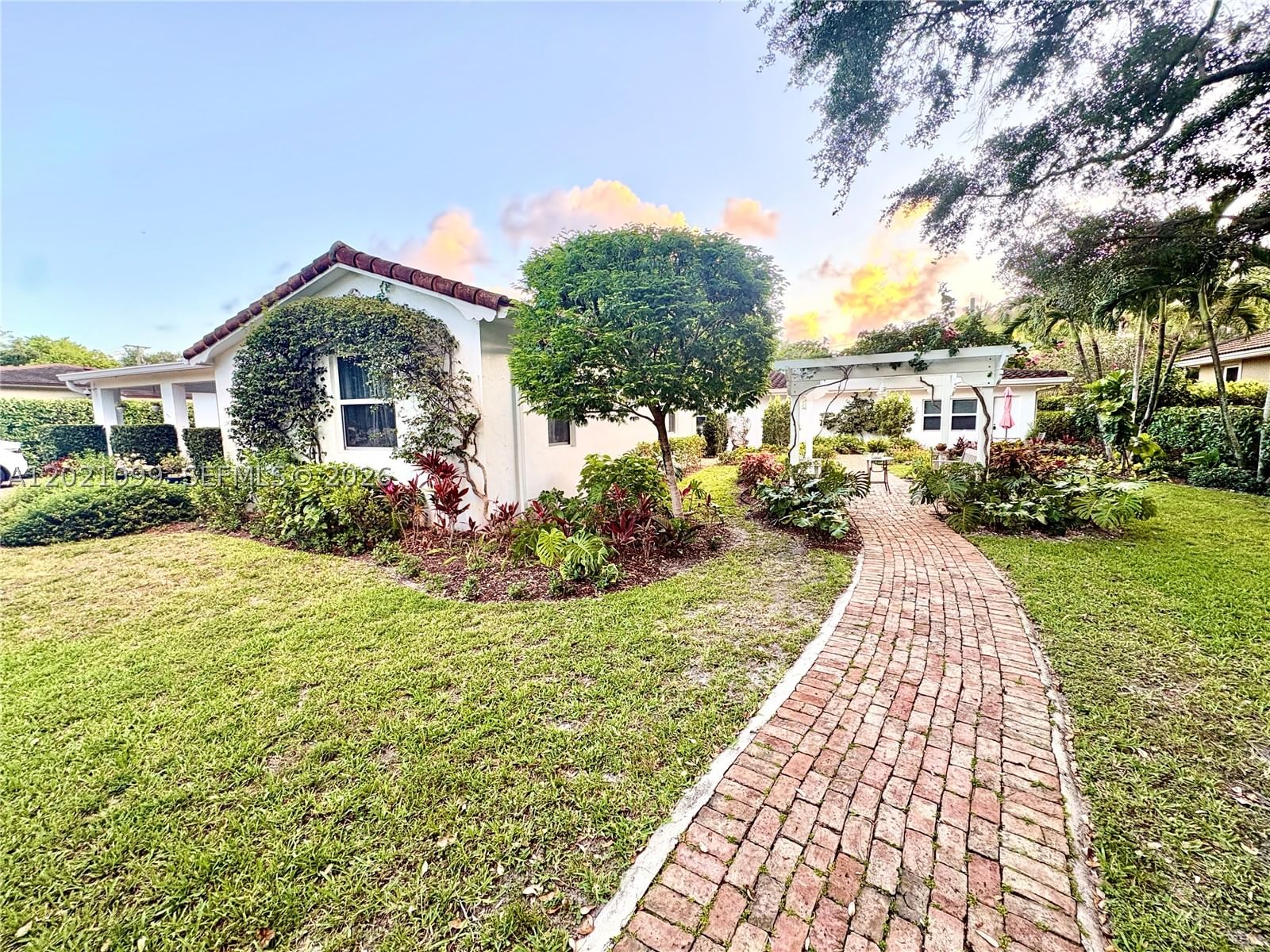 Real estate property located at 37 Deer Run, Miami-dade, Country Club Estates Sec, Miami Springs, FL