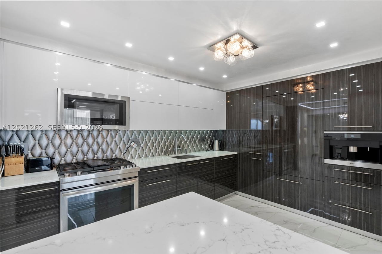 Real estate property located at 2030 Ocean Drive #2127, Broward, Parker Plaza Condo Estate, Hallandale Beach, FL
