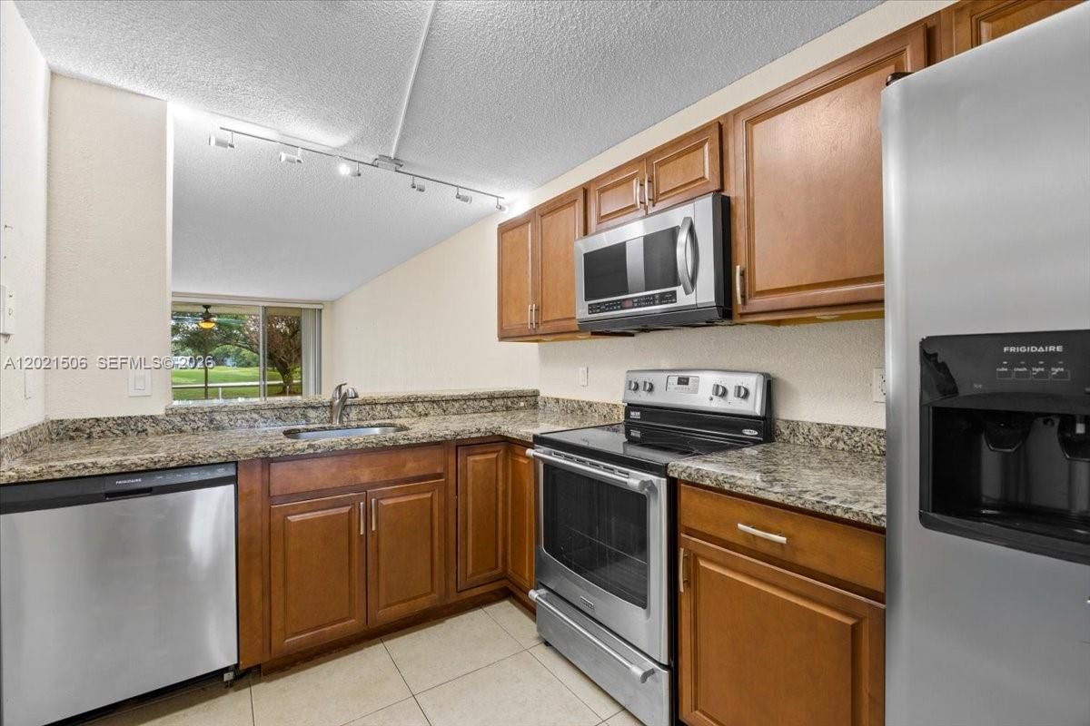Real estate property located at 9501 Seagrape Dr #102, Broward, Condo 5 Of Sabal Palm Con, Davie, FL