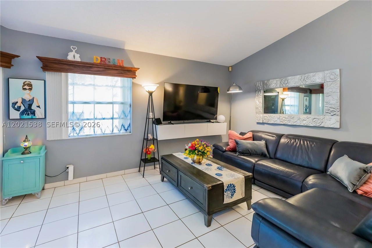 Real estate property located at 1327 Seagrape Cir, Broward, Country Isles Garden Home, Weston, FL