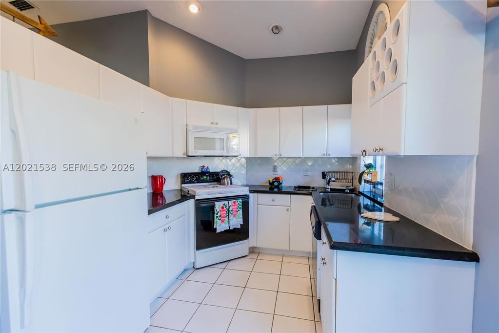 Real estate property located at 1327 Seagrape Cir, Broward, Country Isles Garden Home, Weston, FL