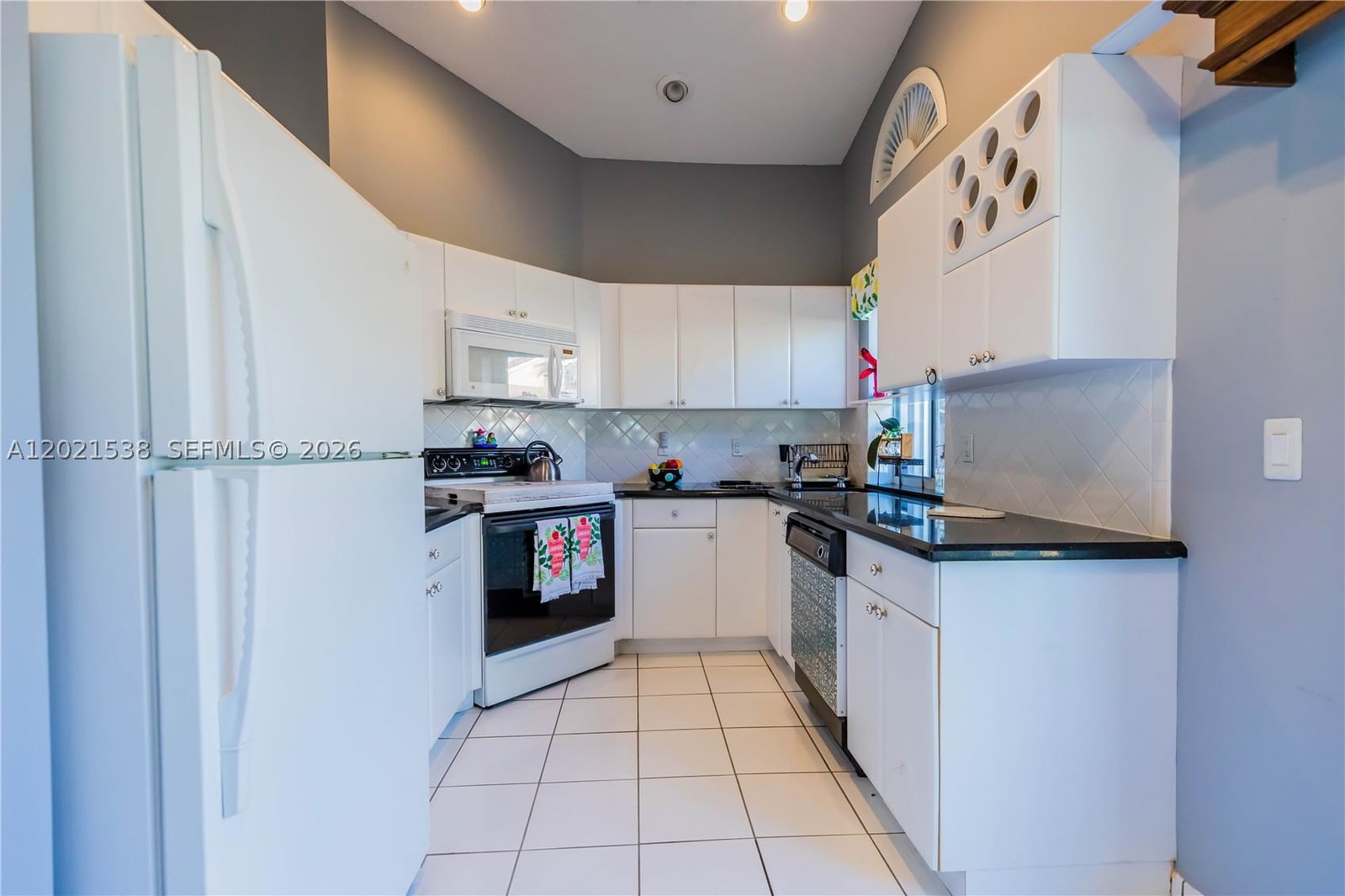 Real estate property located at 1327 Seagrape Cir, Broward, Country Isles Garden Home, Weston, FL