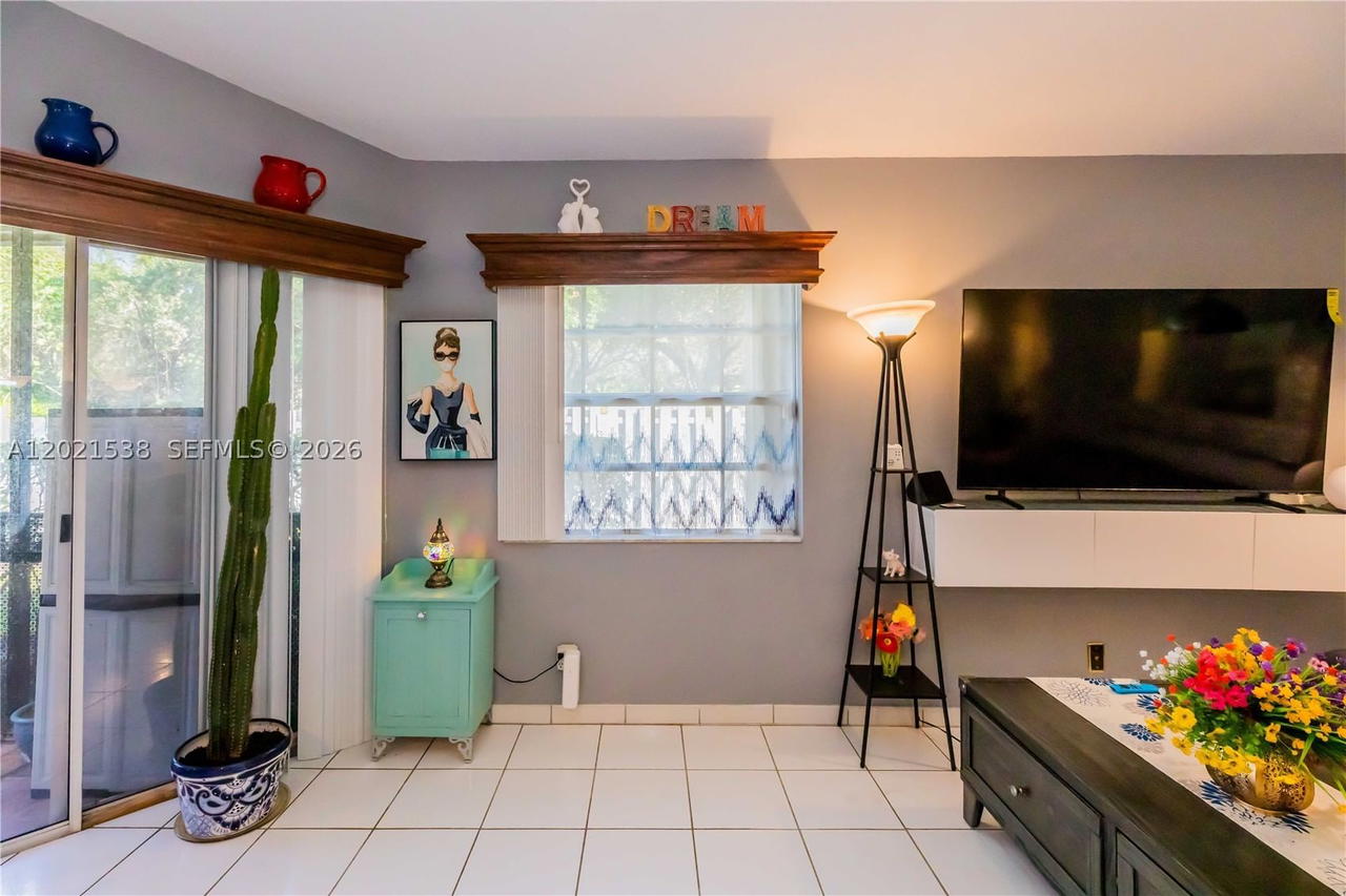 Real estate property located at 1327 Seagrape Cir, Broward, Country Isles Garden Home, Weston, FL