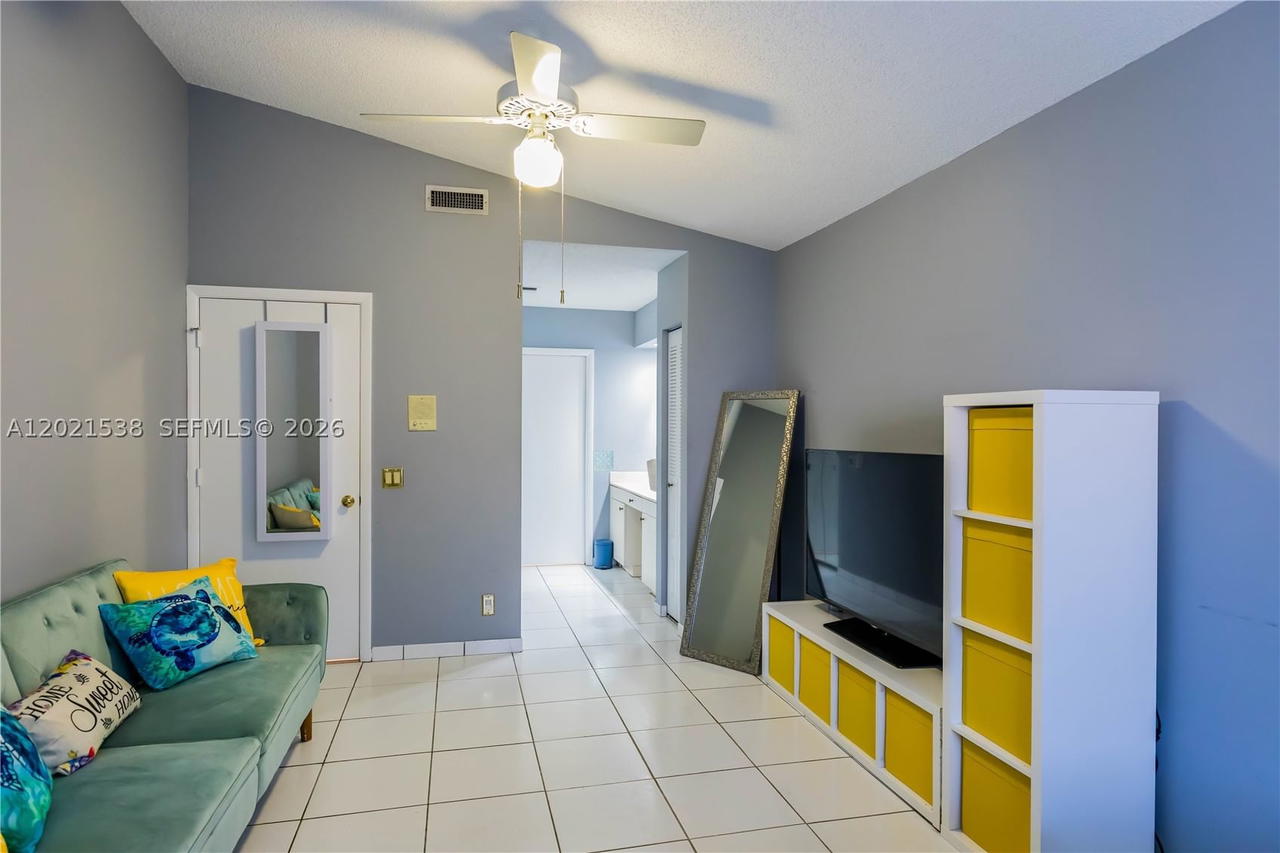 Real estate property located at 1327 Seagrape Cir, Broward, Country Isles Garden Home, Weston, FL