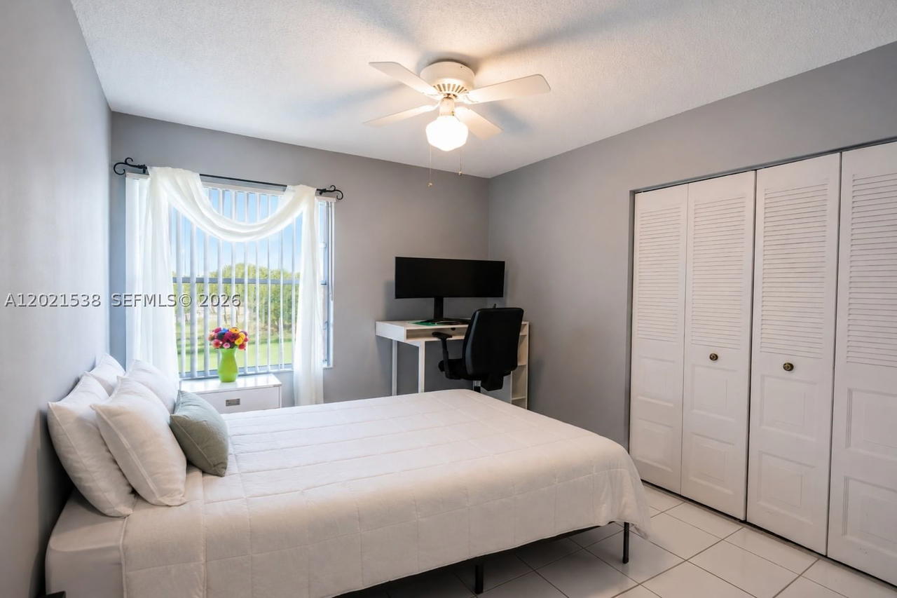 Real estate property located at 1327 Seagrape Cir, Broward, Country Isles Garden Home, Weston, FL