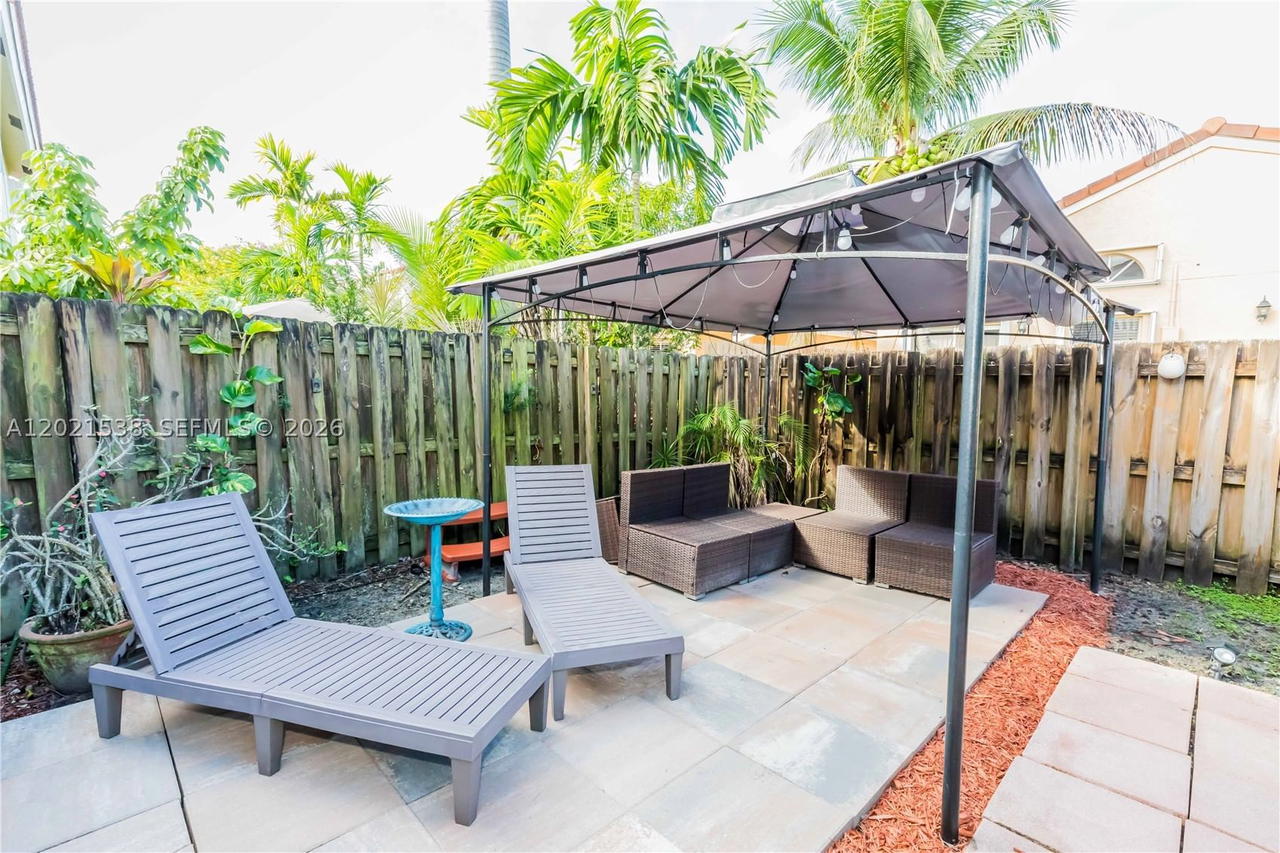 Real estate property located at 1327 Seagrape Cir, Broward, Country Isles Garden Home, Weston, FL
