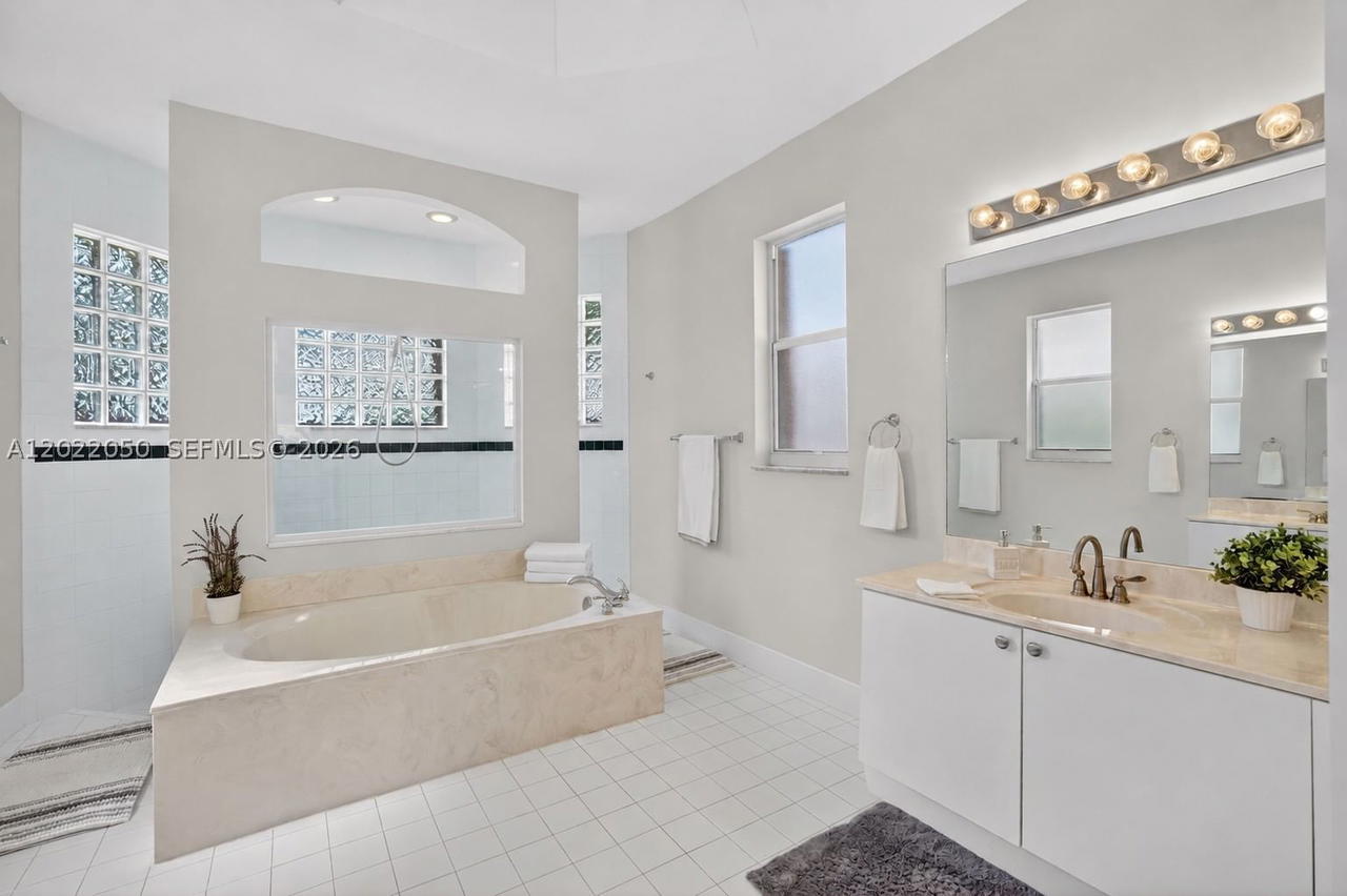 Real estate property located at 13775 20th St, Broward, Pembroke Falls-phase 4a, Pembroke Pines, FL