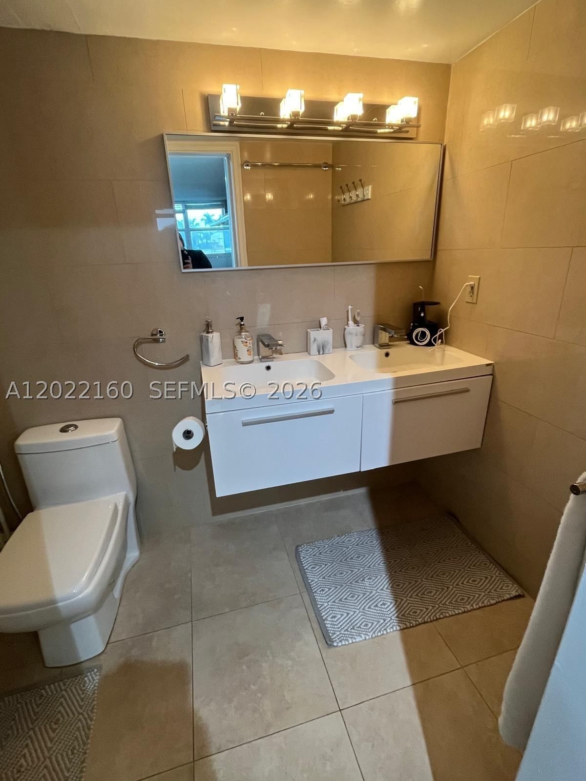 Real estate property located at 211 Ocean Dr #204, Broward, Victoria Towers Condo, Hollywood, FL