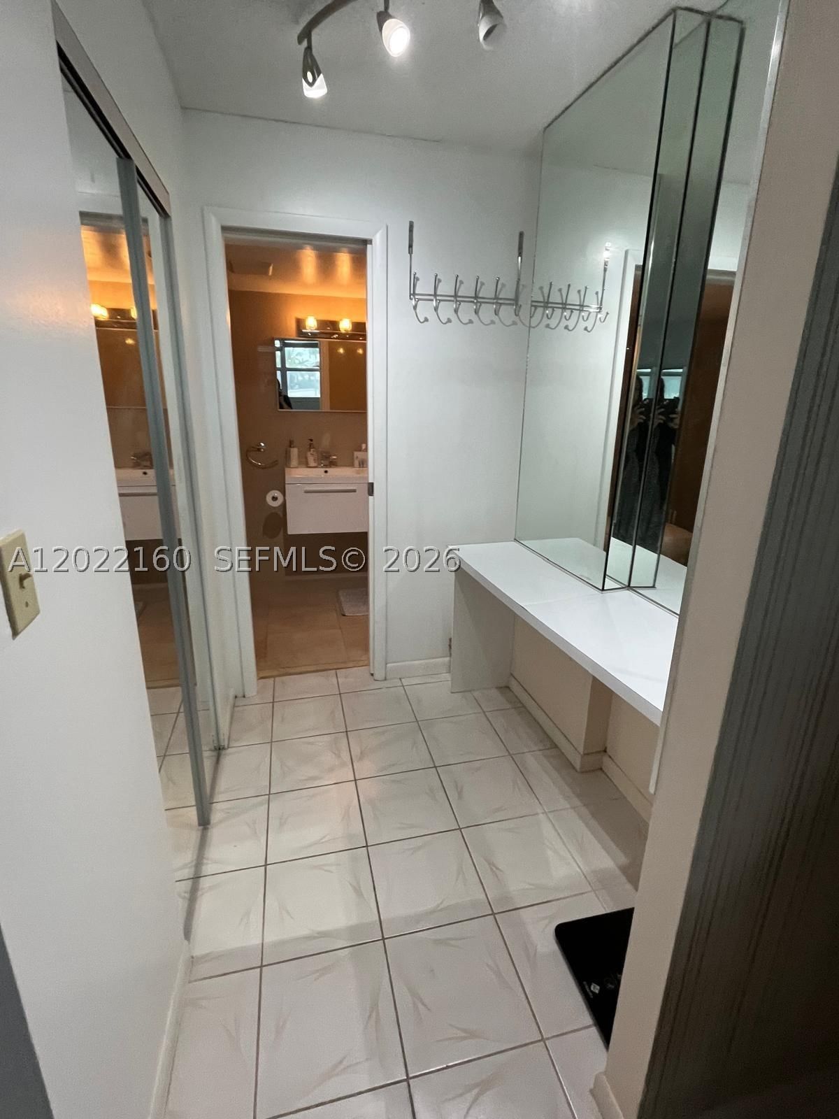 Real estate property located at 211 Ocean Dr #204, Broward, Victoria Towers Condo, Hollywood, FL