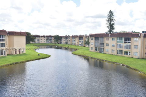 Real estate property located at 8861 Sunrise Lakes Blvd #305, Broward, Sunrise Lakes 83 Condo, Sunrise, FL
