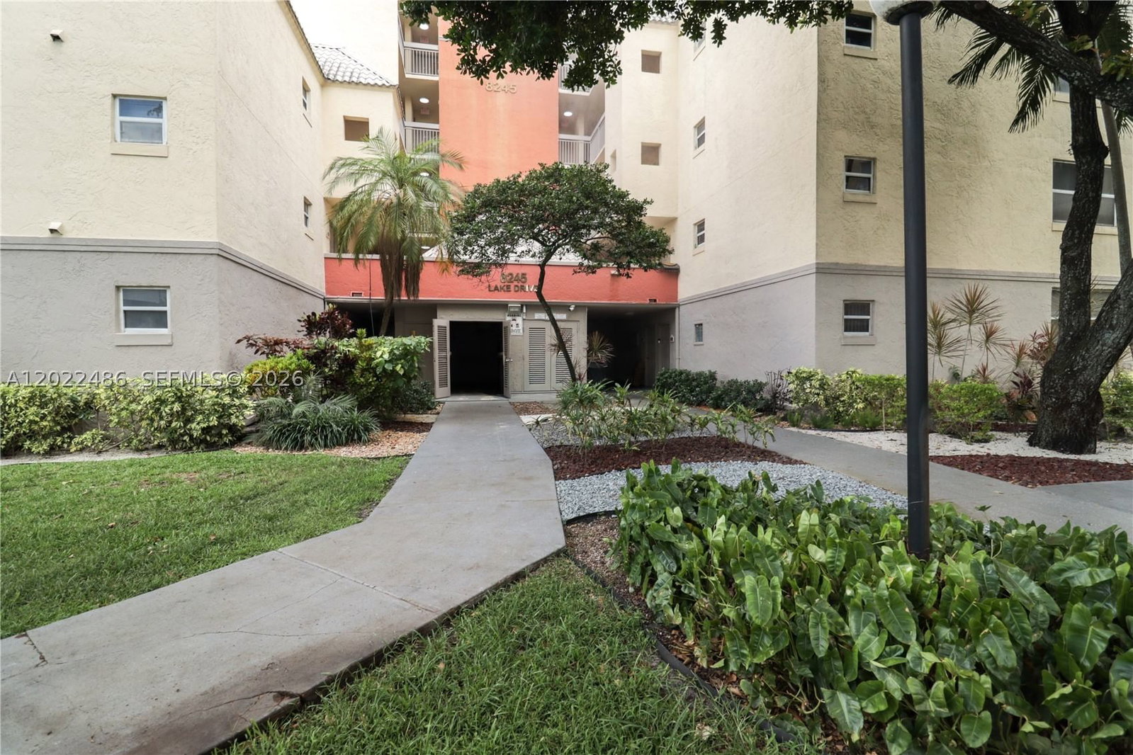 Real estate property located at 8245 Lake Dr #308, Miami-dade, Las Vistas At Doral Condo, Doral, FL