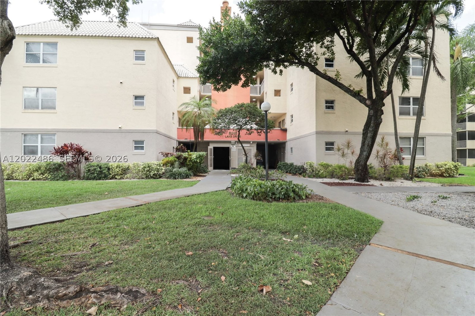Real estate property located at 8245 Lake Dr #308, Miami-dade, Las Vistas At Doral Condo, Doral, FL
