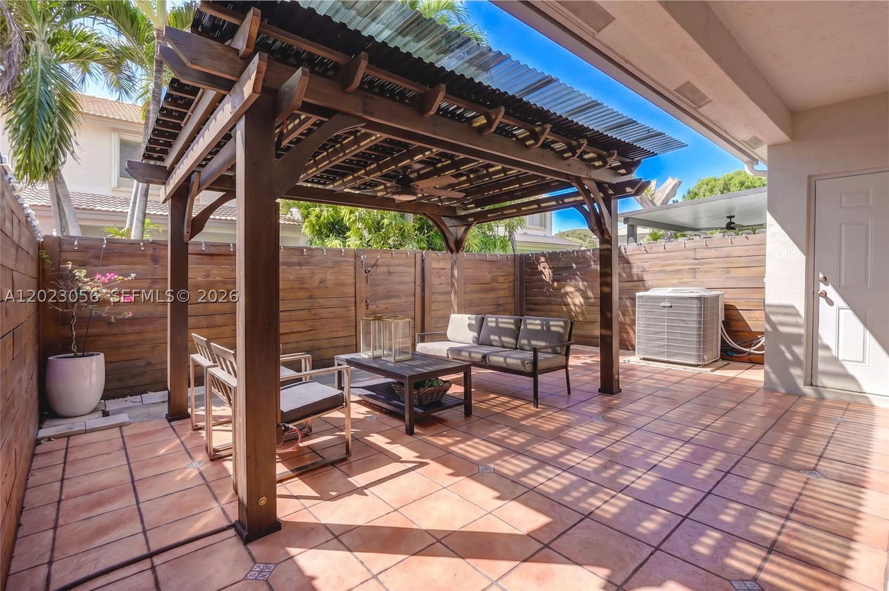 Real estate property located at 7426 162nd Ct, Miami-dade, Heftlers Lago Mar West, Miami, FL